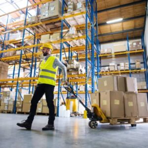 Op de goederenontvangst komt een medewerker binnen met een palletwagen waarop veel dozen staan