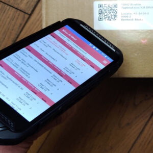 Ruggedized mobile device scant QR-code op doos en slaat gegevens op in het ERP via StockIT