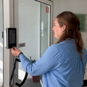 Medewerkster van Pieterpik die uitklokt bij een tijdregistratieterminal van WatchIT