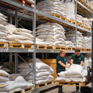 Magazijn van Pieterpik met medewerkers tussen opgeslagen zakken zaden